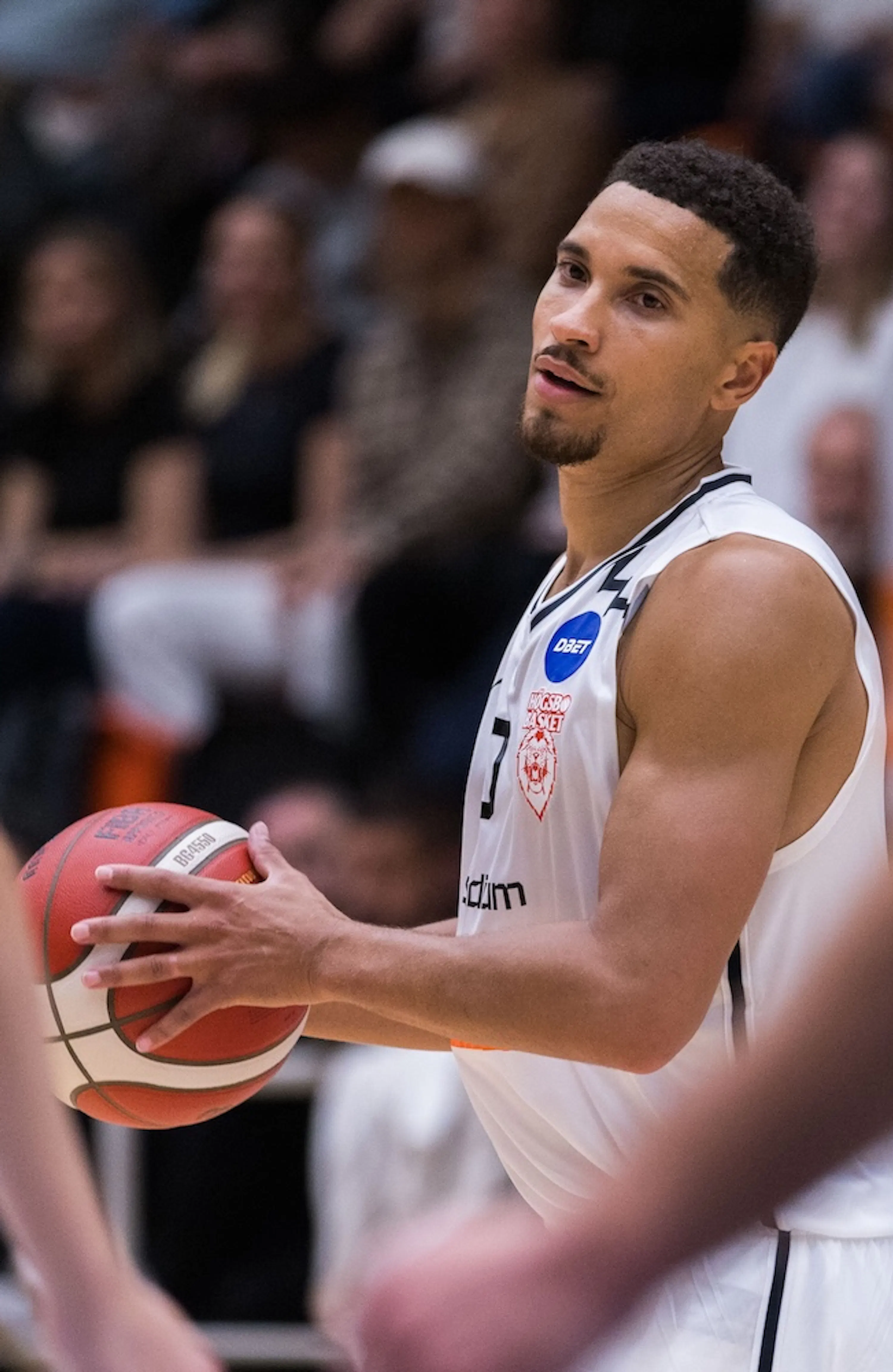 Challe Barton: Từ Poängledaren SBL Đến Hành Trình Mới Tại Estudiantes